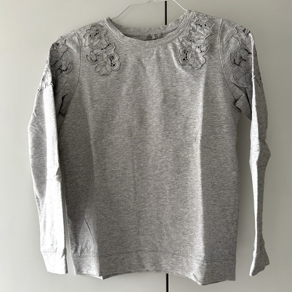 Gray Floral Embroidered Sweatshirt - Casual Chic & Comfy - size small